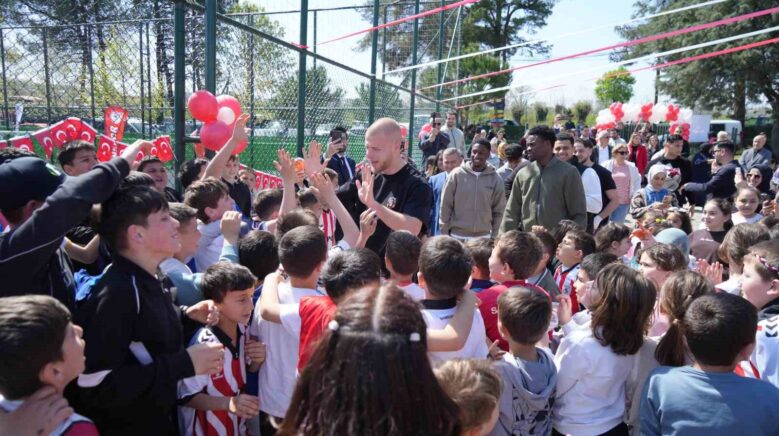 samsunsporlu futbolcular 23 nisani cocuklarla birlikte kutladi 8ZJxIGf1