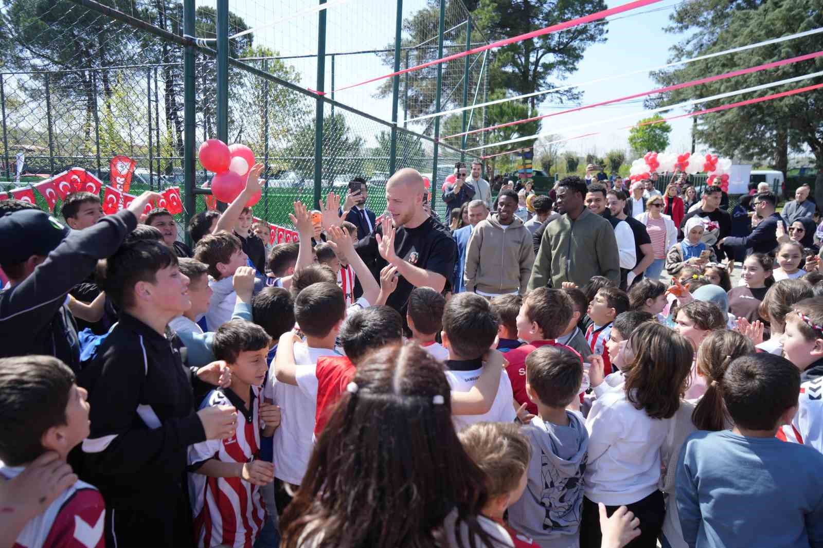 samsunsporlu futbolcular 23 nisani cocuklarla birlikte kutladi