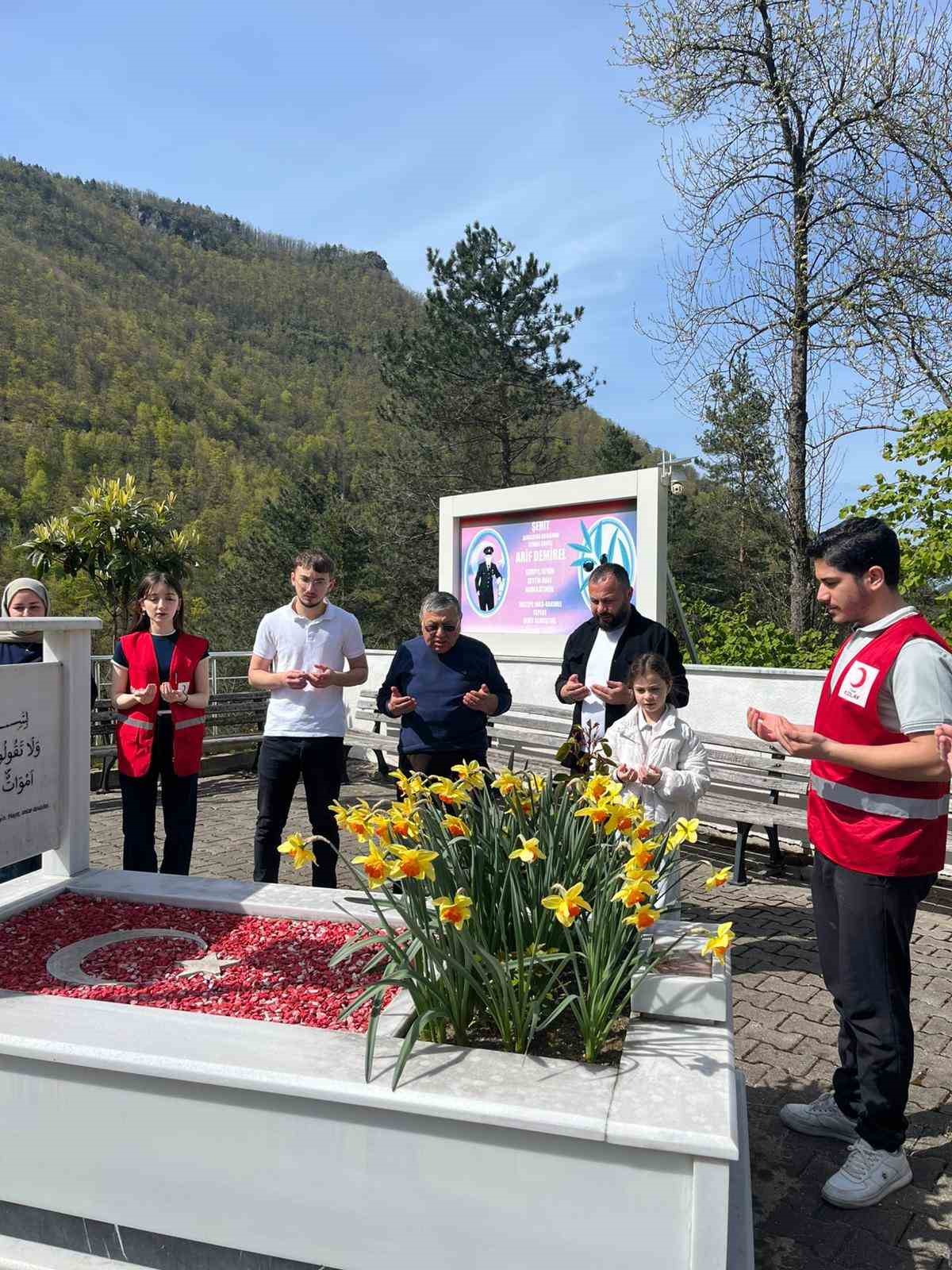 sehit jandarma uzman arif demirel kabri basinda anildi 9XcRX53P