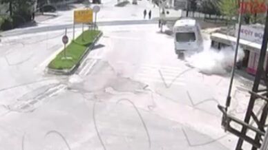 servis minibusu kaldirima carparak duragi yere serdi iki genc kizin saniyelerle kurtuldugu kaza ani FQeLkPPF