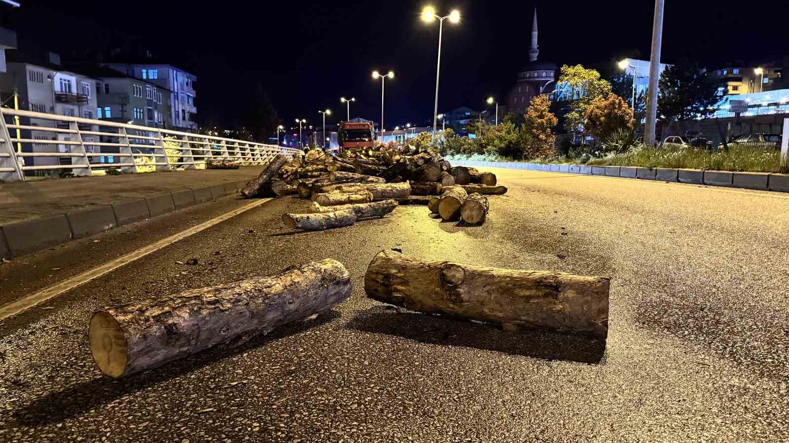 seyir halindeki kamyonun damperi aniden kalkti odunlar yola dokuldu