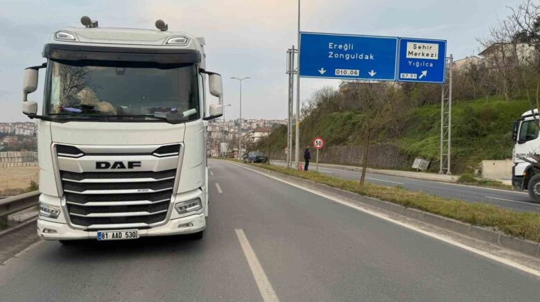 tirin kor noktasina giren otomobil refuje cikti L2OJifWL