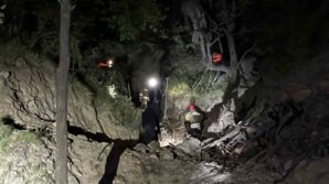 ucuruma yuvarlanan 3 kisi operasyonla kurtarildi ZZe7akWc