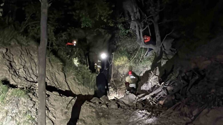 ucuruma yuvarlanan 3 kisi operasyonla kurtarildi ZZe7akWc