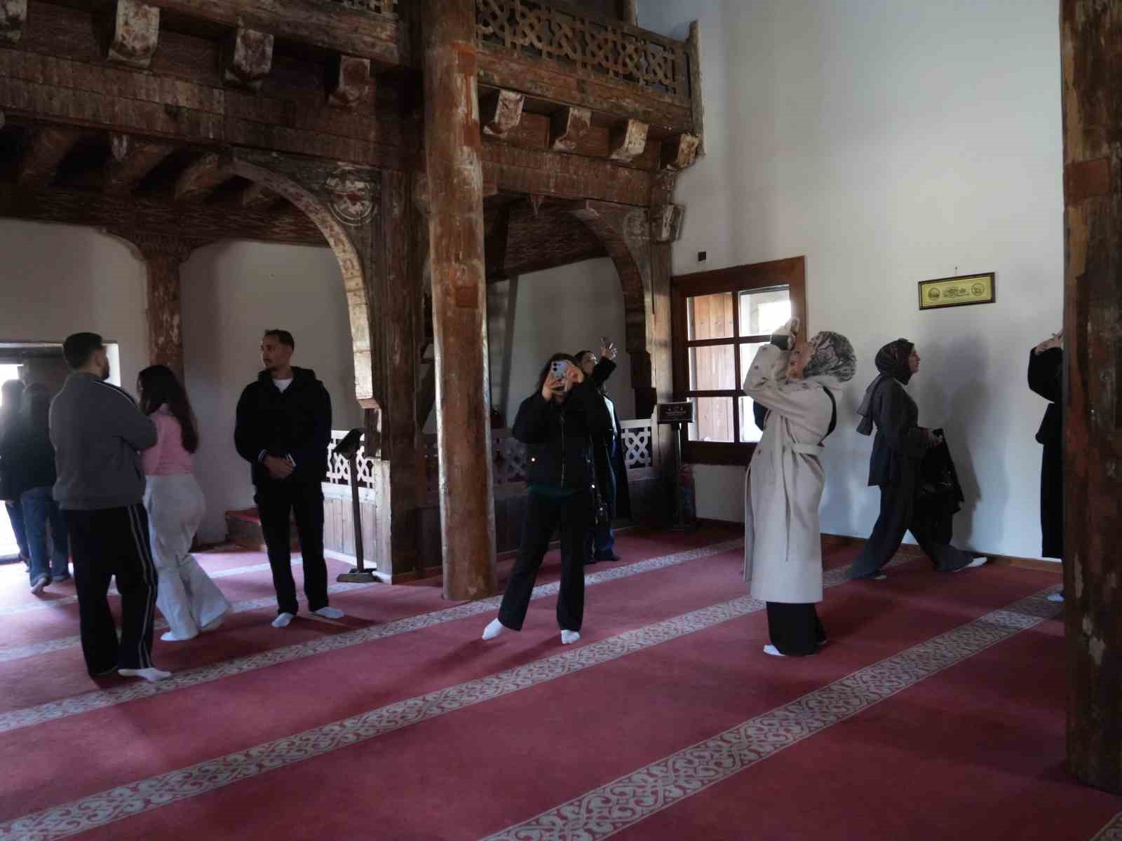 universite ogrencileri unesco dunya miras listesinde civisiz camiye hayran kaldi