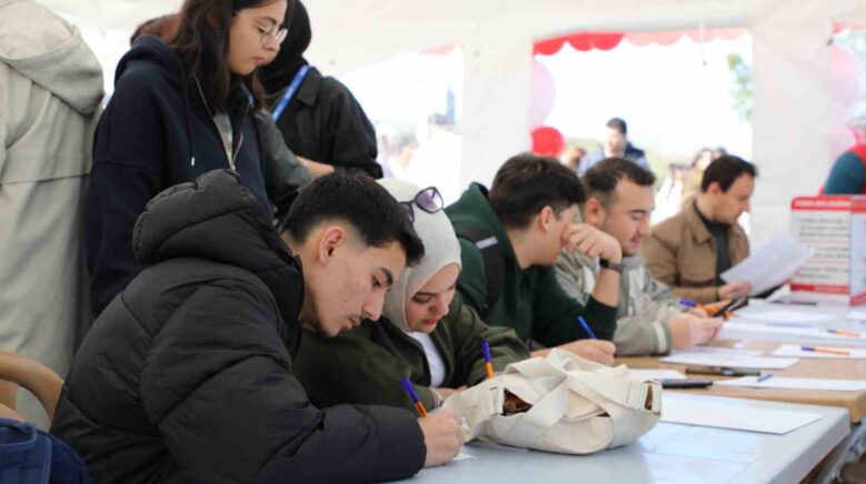 universite ogrencilerinden 3 gunde 556 unite kan toplandi xxnGhyVx