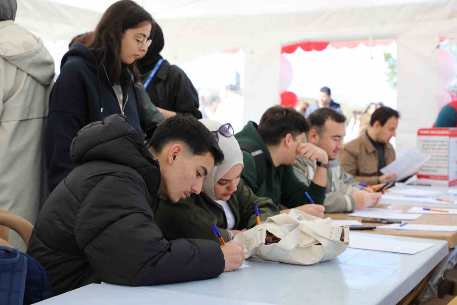 universite ogrencilerinden 3 gunde 556 unite kan toplandi