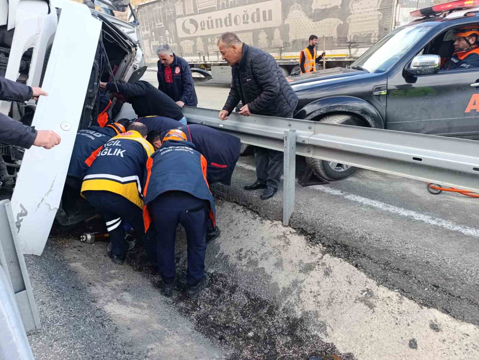 viraji alamayan tir bariyerlere saplandi surucu yaralandi rvhmEi65