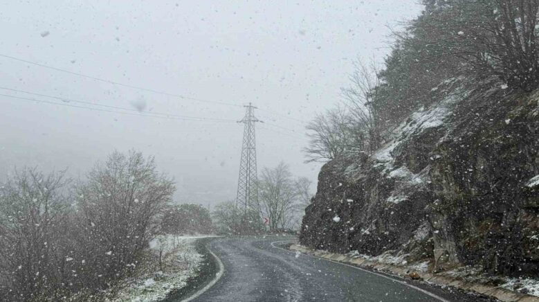 zigana daginin yuksek kesimlerinde nisan ayinin ortasinda lapa lapa kar suprizi lLabam2T