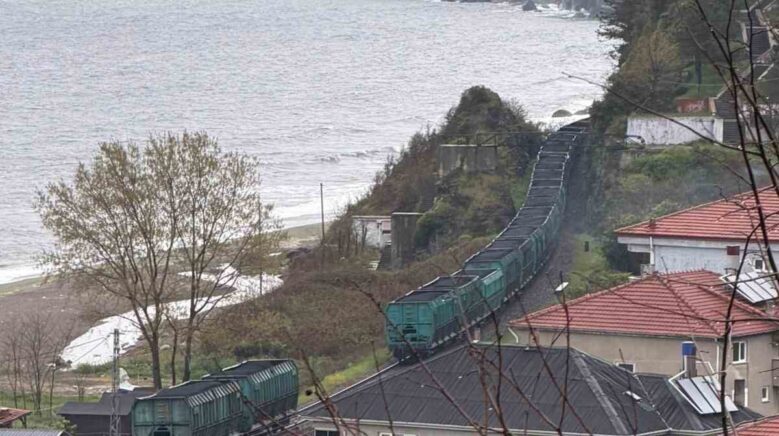 zonguldakta yuk treninin vagonlari ayrildi seferler aksadi E75P5iEn
