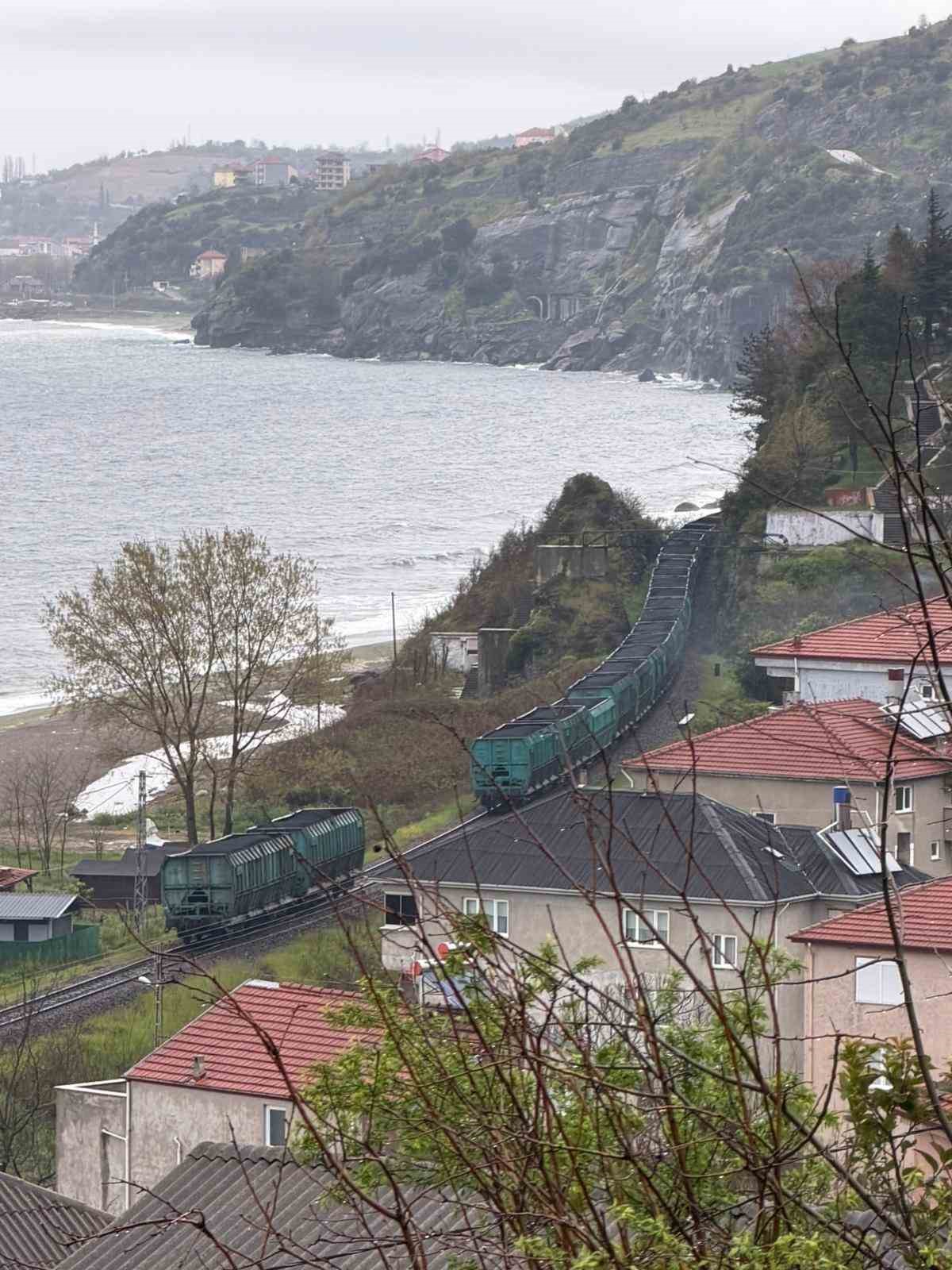 zonguldakta yuk treninin vagonlari ayrildi seferler aksadi E75P5iEn