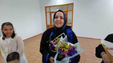 3 cocuk annesi kadin universiteyi okul birincisi olarak bitirdi JiGeUAkq