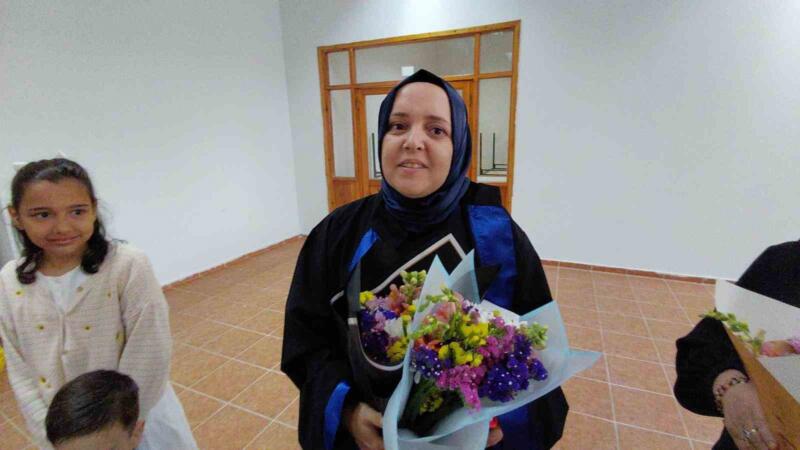 3 cocuk annesi kadin universiteyi okul birincisi olarak bitirdi JiGeUAkq