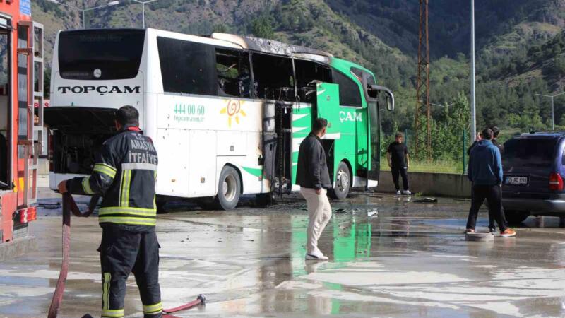 amasyada otobus terminalinde park halindeki yolcu otobusu yandi eYvCaWOg
