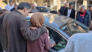 bebek arabada kilitli kaldi genc anne buyuk korku yasadi w6DTzIuI