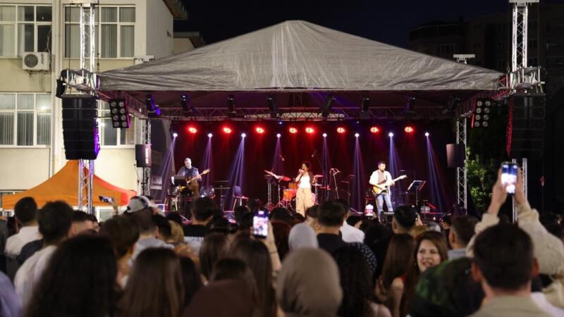 beun fest 26da muzik genclik ve cosku ayni sahnede bulustu SE7RHnd2