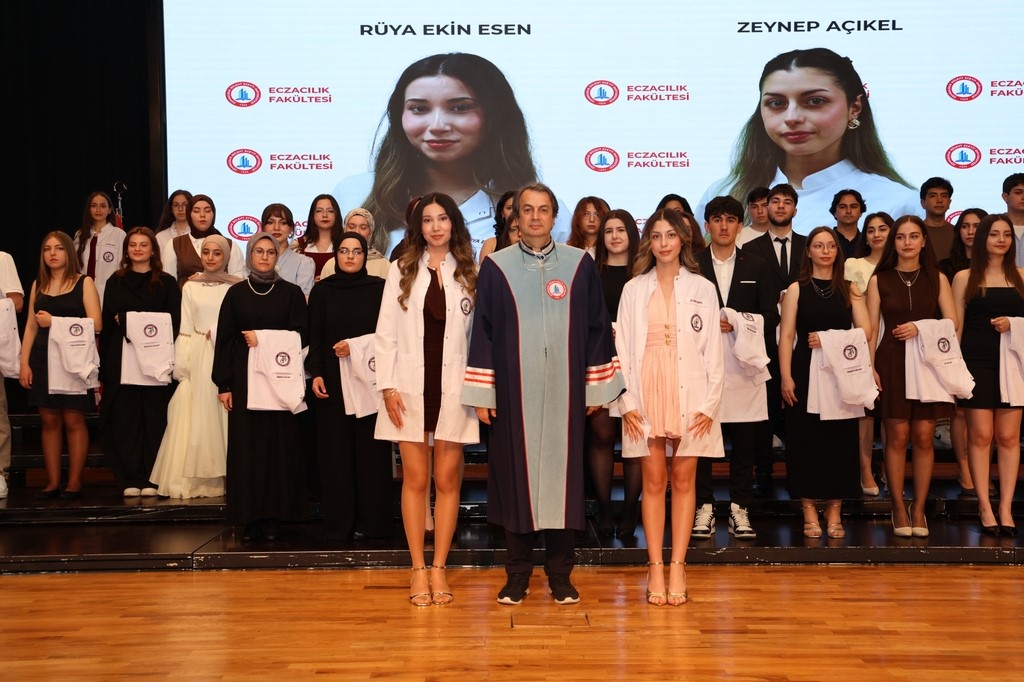 beunda gelecegin eczacilari beyaz onluk giydi i4s2DV2u