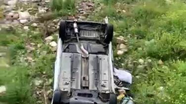 boluda hafif ticari arac dere yatagina uctu anne ve 2 cocugu yaralandi B6AK6Sub
