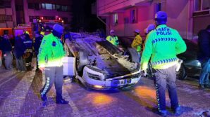 boluda park halindeki araclara carpip takla atti surucu alkolmetreye ufleyemedi 57yVvIhR