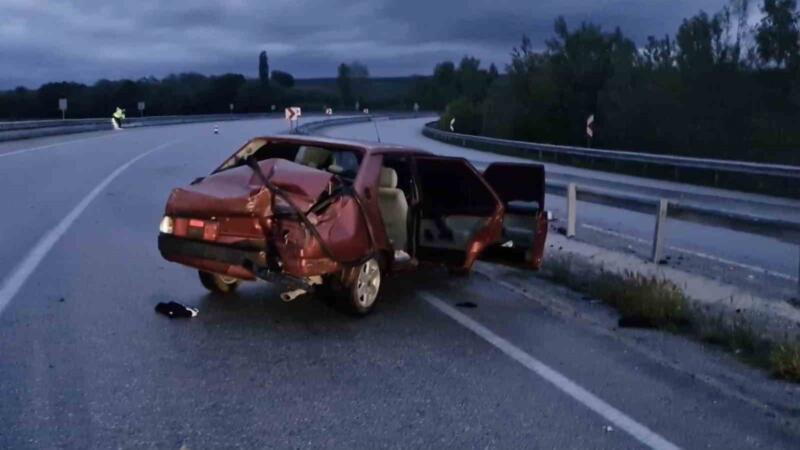 corumda otomobil bariyerlere carpti 2 yarali YkNgYMcj