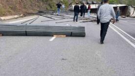 cubuk demir yuklu tir devrildi osb yolu trafige kapandi tRWehsyI