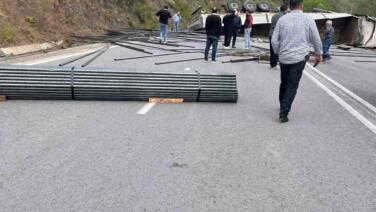 cubuk demir yuklu tir devrildi osb yolu trafige kapandi tRWehsyI