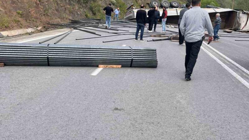 cubuk demir yuklu tir devrildi osb yolu trafige kapandi tRWehsyI