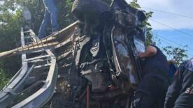 elektrik diregine carpan hafif ticari arac devrildi 2 yarali z6fQF7Gp