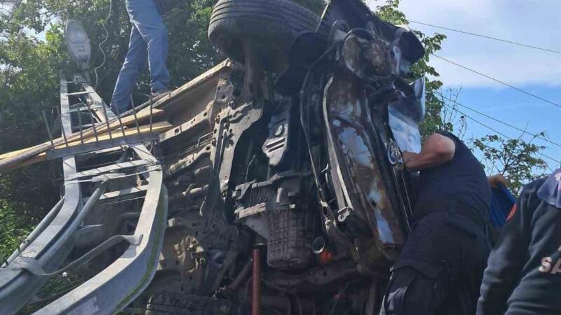 elektrik diregine carpan hafif ticari arac devrildi 2 yarali z6fQF7Gp