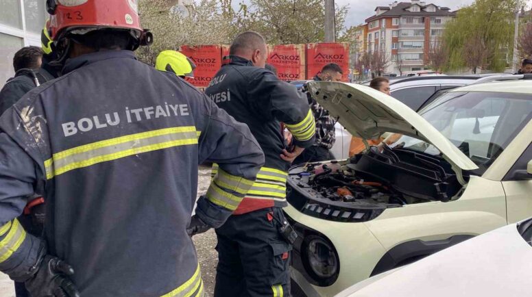 elektrikli aractan dumanlar yukseldi nedeni bulunamayinca cekiciyle goturuldu NqJFY4iu