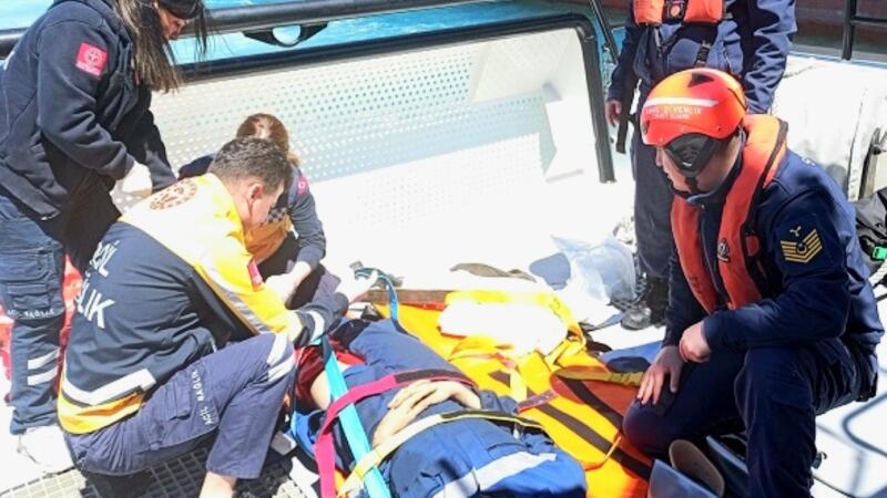 gemide yaralanan personelih yardimina sahil guvenlik yetisti dQ98JgMx