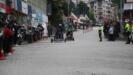 hurda malzemelerden yaptiklari araclarla yokus asagi yaristilar UMs9kc3Z