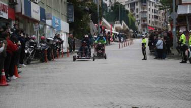 hurda malzemelerden yaptiklari araclarla yokus asagi yaristilar UMs9kc3Z