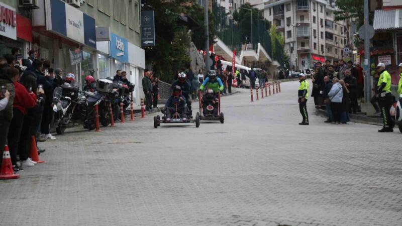 hurda malzemelerden yaptiklari araclarla yokus asagi yaristilar UMs9kc3Z