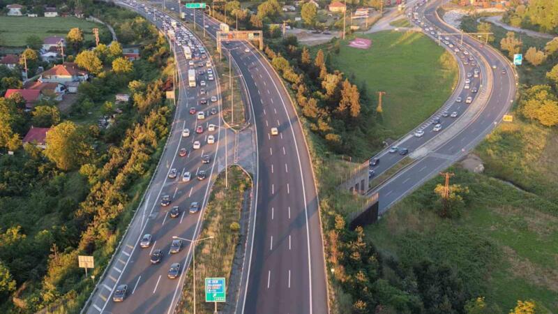 iki ana guzergahta trafik yogunlugu suruyor J14f4lzE
