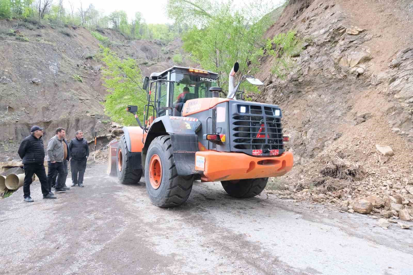 kastamonuda heyelan sebebiyle kapanan yol ulasima acildi OYkbmdlV