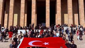 motorculardan anitkabire bayrak surusu JnM7Ia11