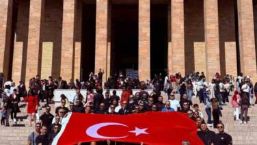 motorculardan anitkabire bayrak surusu JnM7Ia11