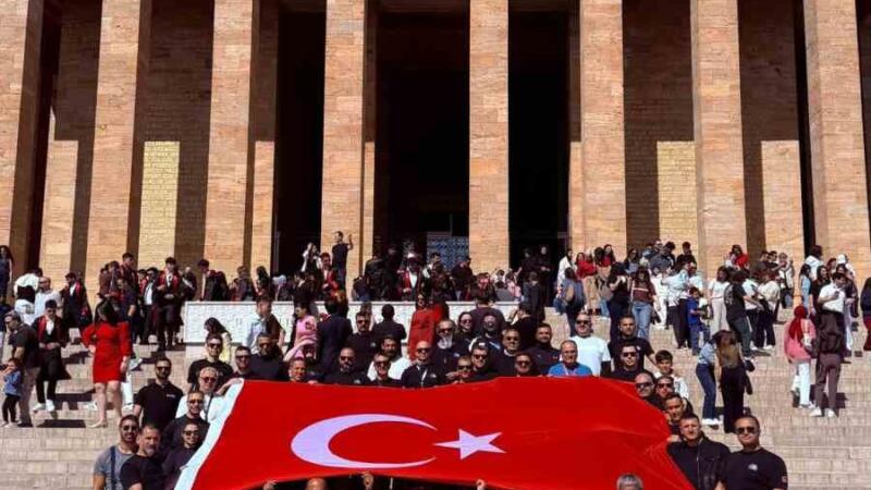 motorculardan anitkabire bayrak surusu JnM7Ia11
