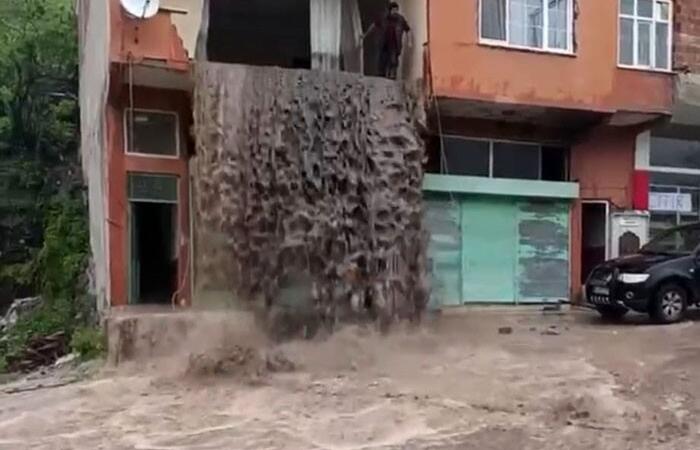orduda sel sulari evin balkonundan selale gibi akti QDshfKYM