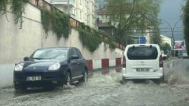 siddetli dolu etrafi beyaza burudu alt gecitler suyla doldu nRNLMzEE