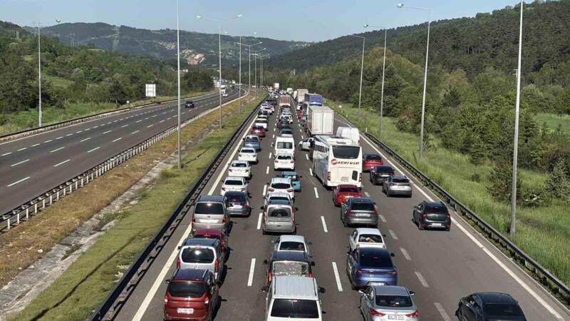 tatilcilerin donusu suruyor bolu gecisinde uzun arac kuyruklari ZFacHllN