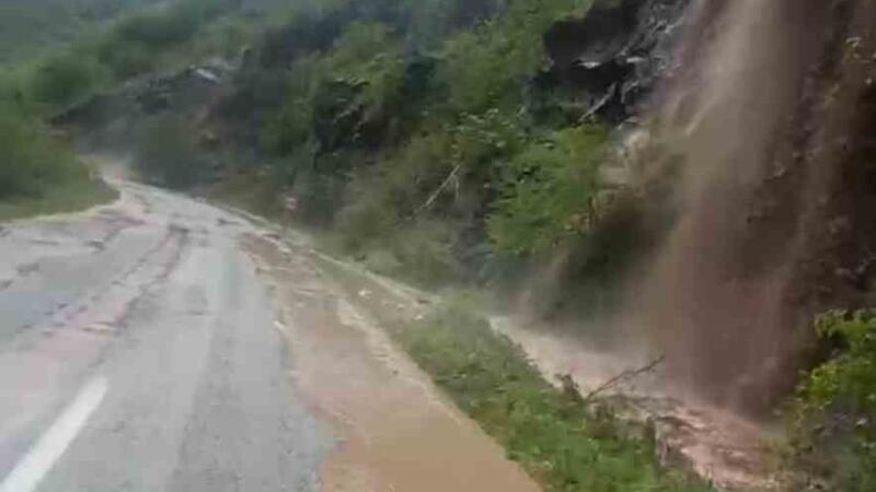 trabzon bayburt karayolunda ulasima sel engeli 2eyRCPth