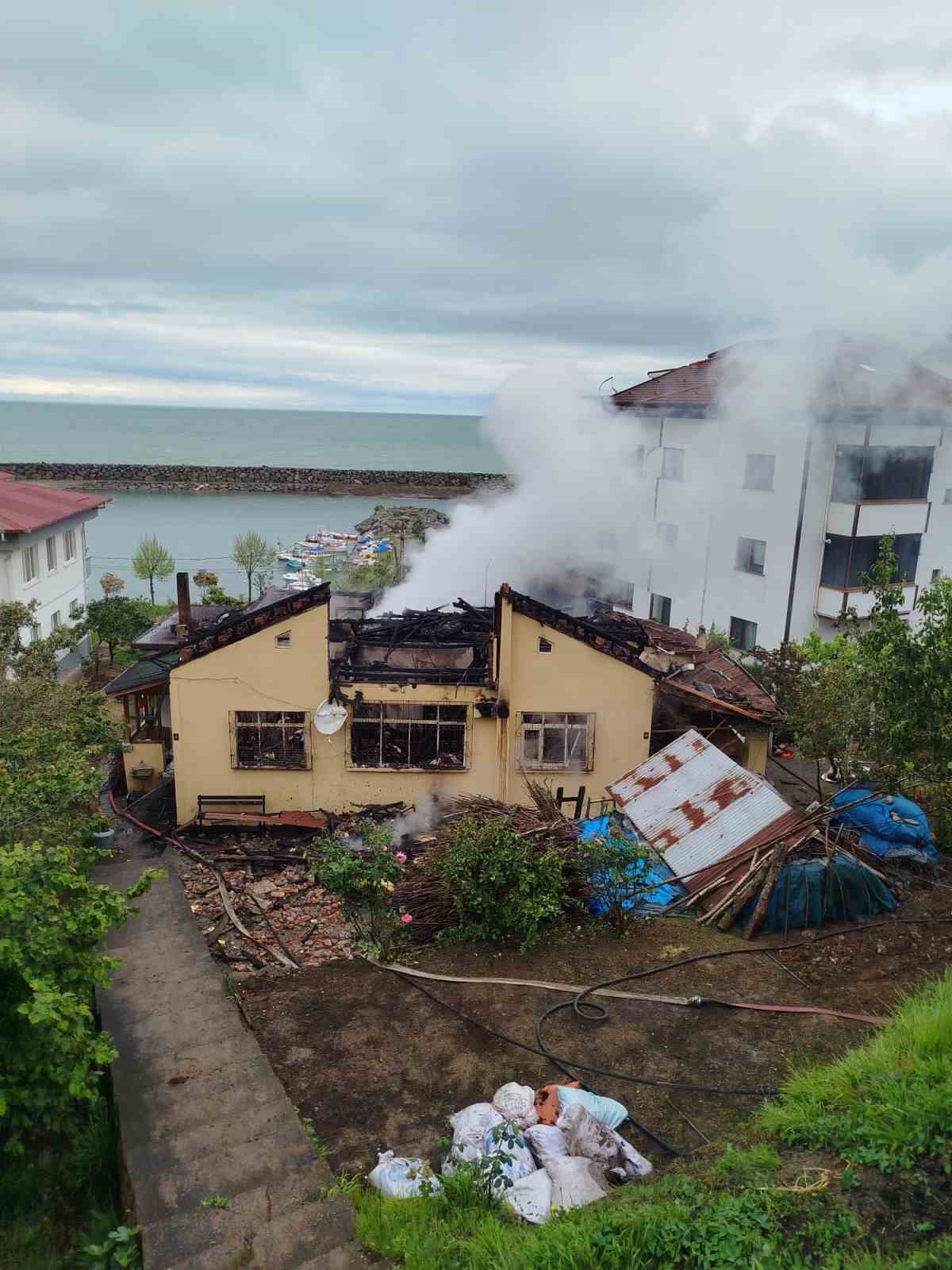 trabzonun arakli ilcesinde yanginda 25 ton findik kul oldu yuZvvFFw