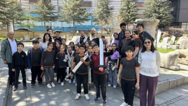 universite ogrencilerinin yazip sahneledigi oyun miniklerden buyuk alkis topladi 5EsH2VbI