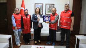 vali arslan kurban bagisini kizilaya yapti YEwCIdKQ