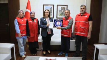 vali arslan kurban bagisini kizilaya yapti YEwCIdKQ
