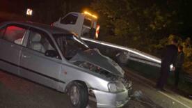 yolda kalan araci almak icin giden cekiciye otomobil carpti lnyuR4MF