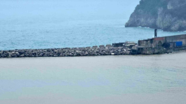 zonguldak limani camur nedeniyle sari renge burundu TkheqSs4