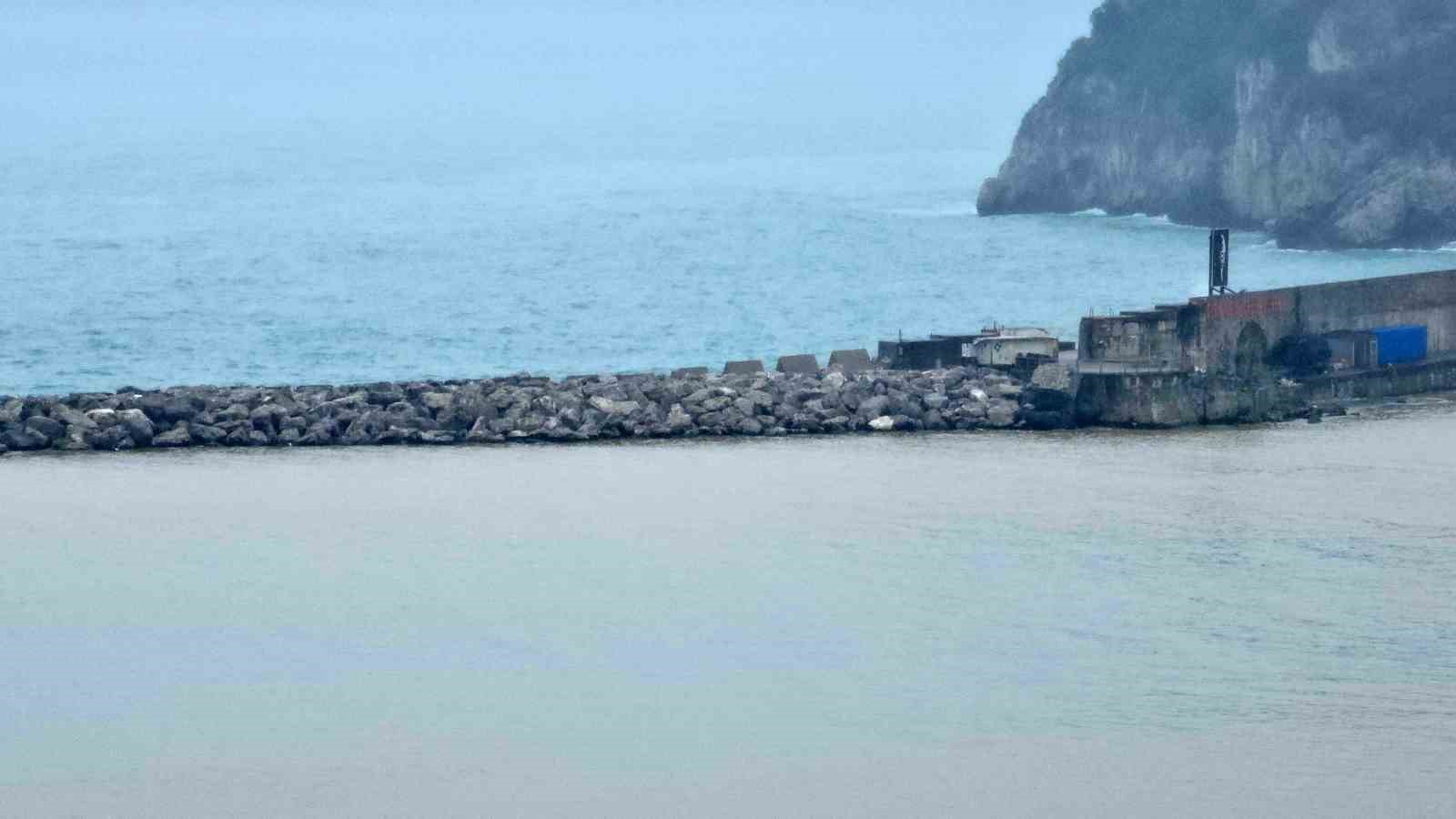 zonguldak limani camur nedeniyle sari renge burundu TkheqSs4